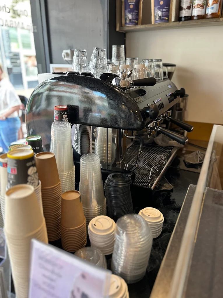 Barista zet specialty koffie op de espressomachine bij BLIBCO in Bussum